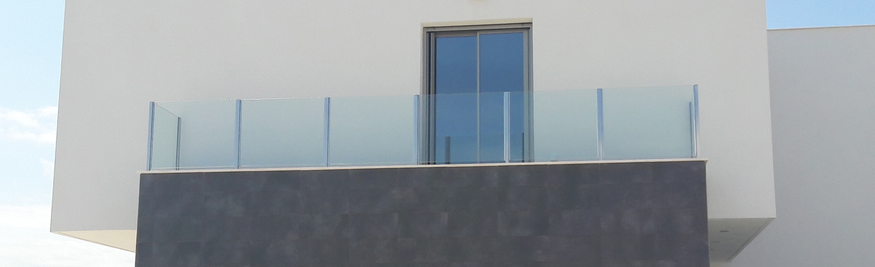 Barana perimetral de vidre i porta d'accés a terrassa d'alumini Technal sèrie Soleal