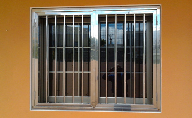 Reixa abatible decorativa d'acer inoxidable per a protecció de finestra