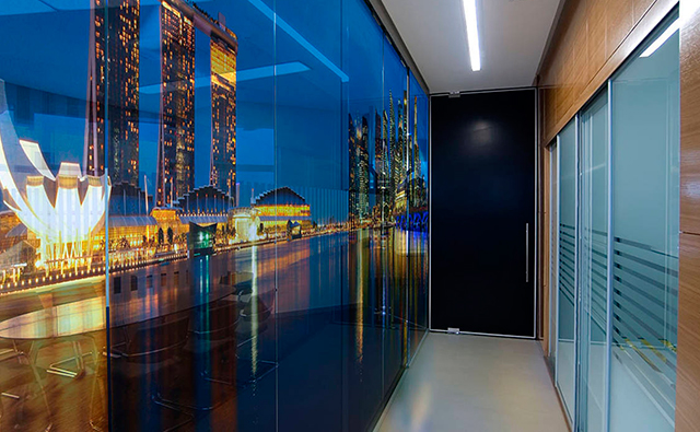 Vidres fixes interiors amb impressió digital personalitzada en una zona de despatxos