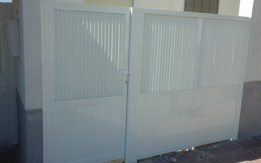 Porta d'accés a habitatge unifamiliar realitzada en alumini blanc