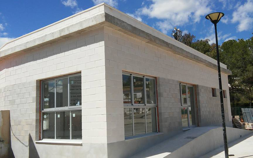 Finestres i porta d'un edifici públic realitzats en alumini anoditzat