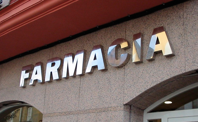 Cartel cortado a láser para una farmacia realizado en acero inoxidable