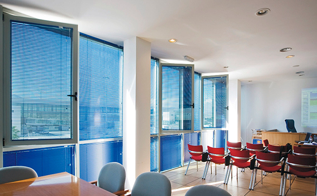 Oficina con ventanas abatibles de aluminio anodizado