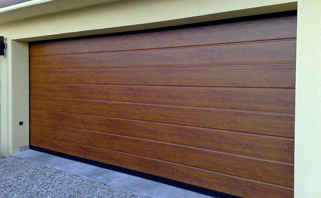 Puerta de garaje enrollable de una vivienda unifamiliar en color madera