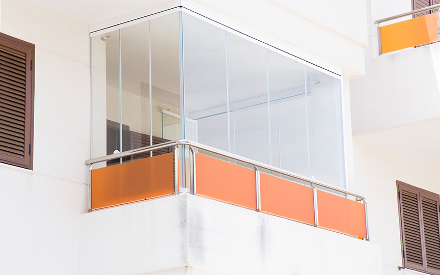 Balcón cerrado con cortina de vidrio