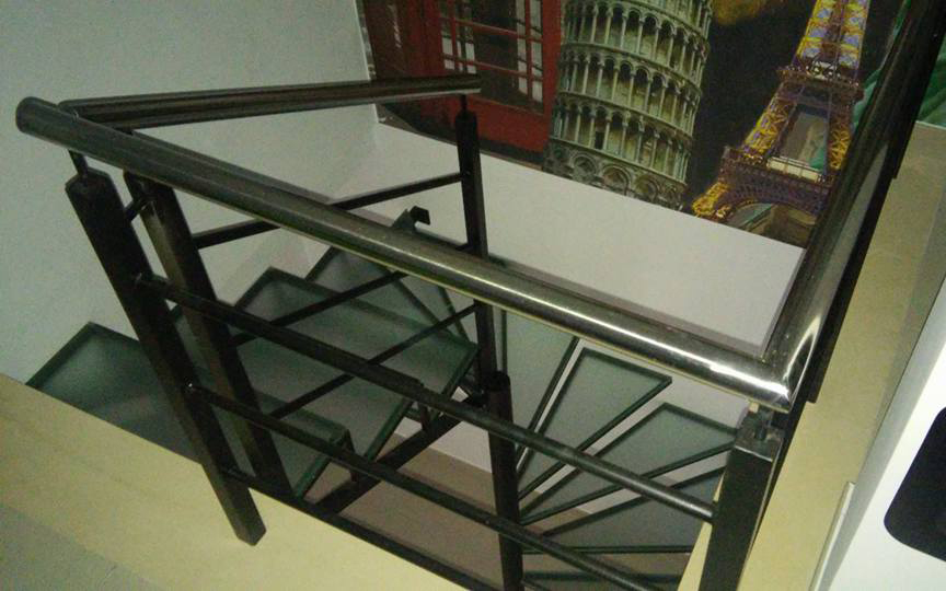 Escalera realizada en hierro lacado al horno y peldaños de vidrio
