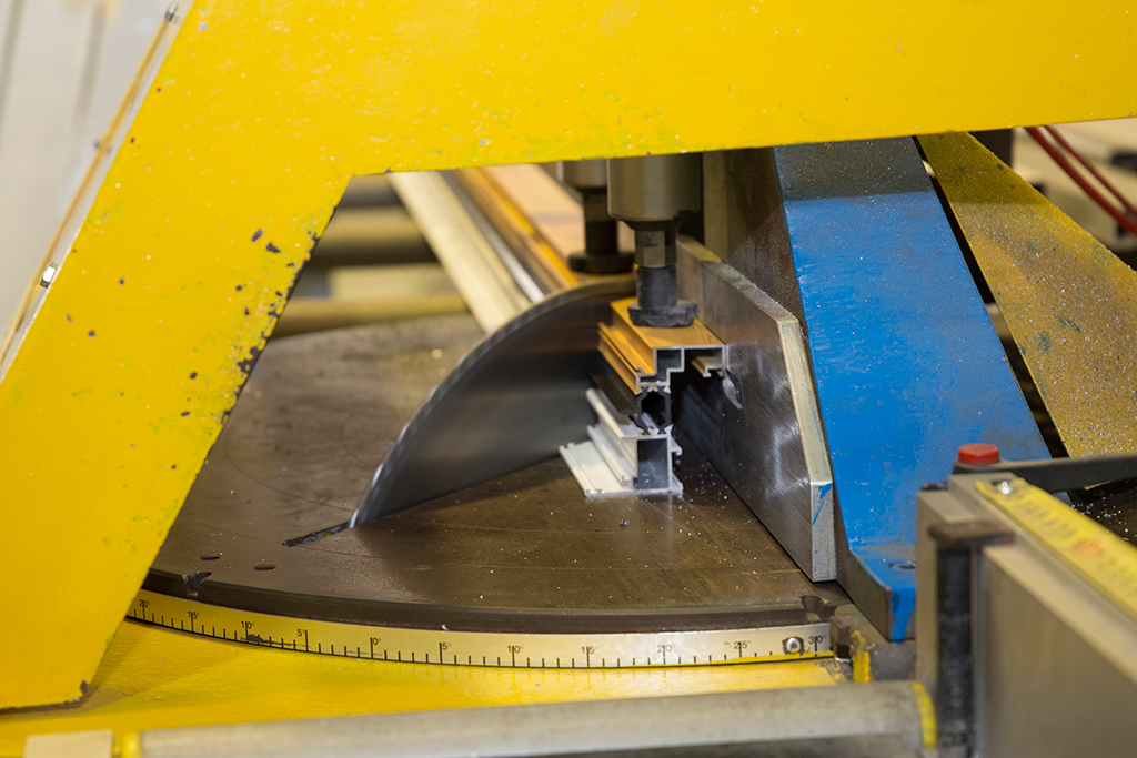 Corte en escuadra de un perfil de aluminio
