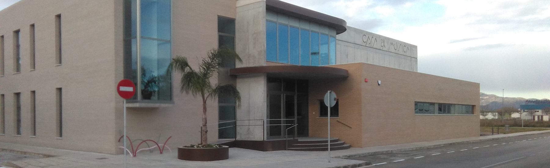 Fachada de la Casa de la Música de Bellreguard con cerramientos de rotura de puente térmico