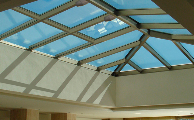 Techo fijo realizado en aluminio anodizado y vidrio con cámara