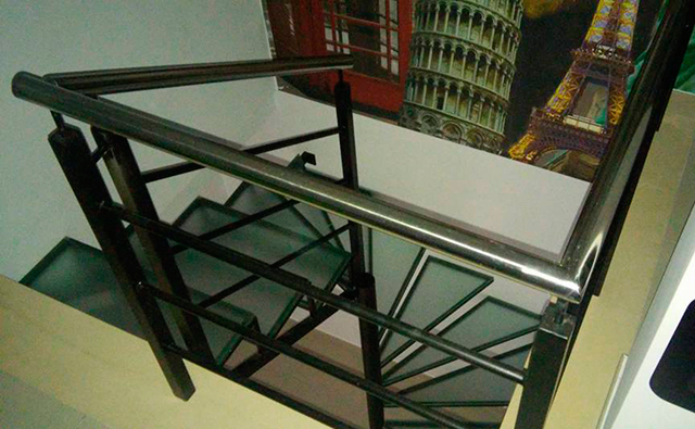 Barandilla de hierro lacado en negro con pasamano de acero inoxidable para vivienda dúplex