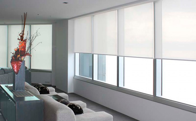 Salón con estores blancos automáticos en las ventanas