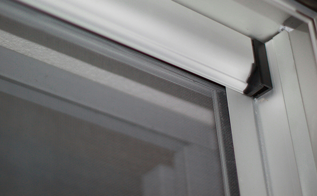 Mosquitera enrollable acoplada a ventana