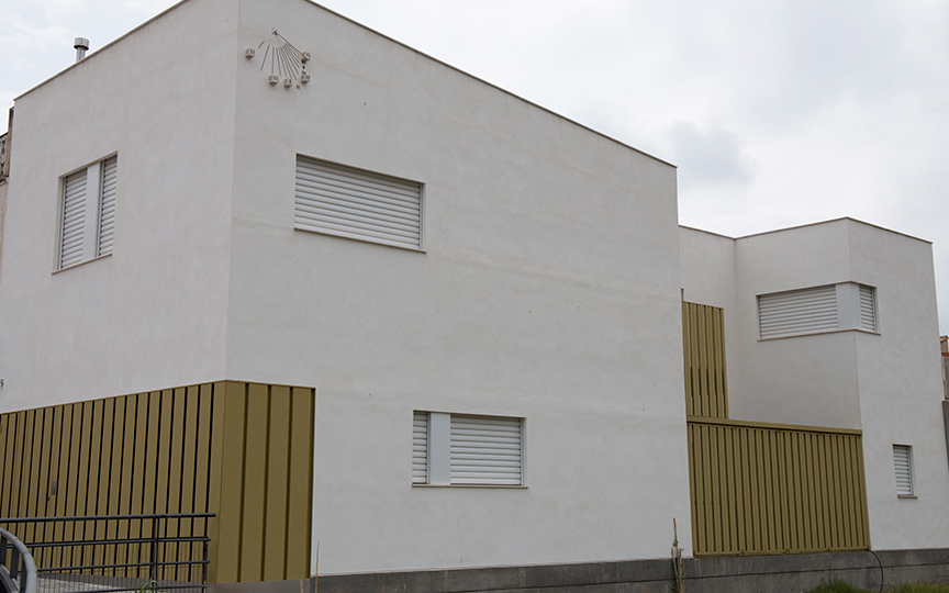 Vivienda unifamiliar con cancela y otros elementos decorativos de hierro en color ocre